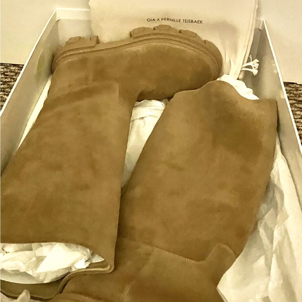 Gia Borghini Women's Tan Suede Boots no box